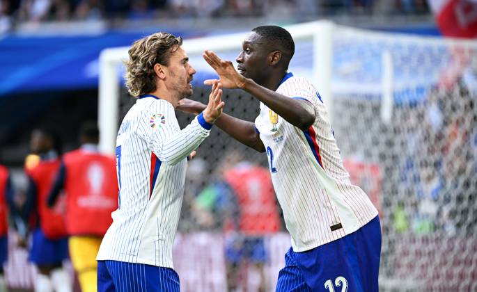 Fussball, Europameisterschaft, EURO 2024, Achtelfinale, Merkur Spiel-Arena Düsseldorf: Frankreich Belgien 1:0; Jubel Randal Kolo Muani (FRA) nach seinem Tor zum 1:0, zusammen mit Antoine Griezmann (FRA). Jubel, Freude, Aktion.