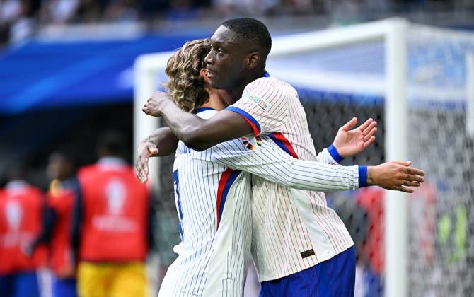 Fussball, Europameisterschaft, EURO 2024, Achtelfinale, Merkur Spiel-Arena Düsseldorf: Frankreich Belgien 1:0; Jubel Randal Kolo Muani (FRA) nach seinem Tor zum 1:0, zusammen mit Antoine Griezmann (FRA). Jubel, Freude, Aktion.