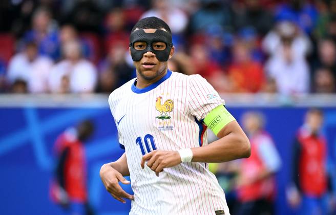 Fussball, Europameisterschaft, EURO 2024, Achtelfinale, Merkur Spiel-Arena Düsseldorf: Frankreich Belgien 1:0; Kylian Mbappe (FRA) mit Maske. Aktion, Einzelbild.