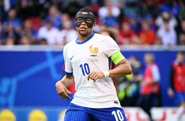 Fussball, Europameisterschaft, EURO 2024, Achtelfinale, Merkur Spiel-Arena Düsseldorf: Frankreich Belgien 1:0; Kylian Mbappe (FRA) mit Maske. Aktion, Einzelbild.
