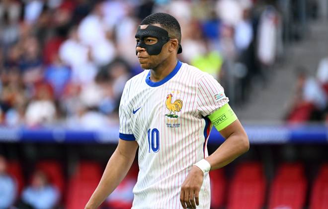 Fussball, Europameisterschaft, EURO 2024, Achtelfinale, Merkur Spiel-Arena Düsseldorf: Frankreich Belgien 1:0; Kylian Mbappe (FRA) mit Maske. Aktion, Einzelbild.