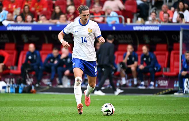 Fussball, Europameisterschaft, EURO 2024, Achtelfinale, Merkur Spiel-Arena Düsseldorf: Frankreich Belgien 1:0; Adrien Rabiot (FRA). Aktion, Einzelbild.