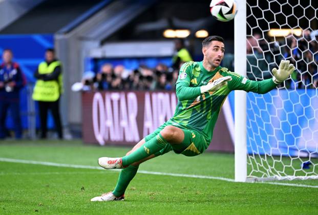 Fussball, Europameisterschaft, EURO 2024, Achtelfinale, Merkur Spiel-Arena Düsseldorf: Frankreich Belgien 1:0; Koen Casteels (BEL). Aktion, Einzelbild.