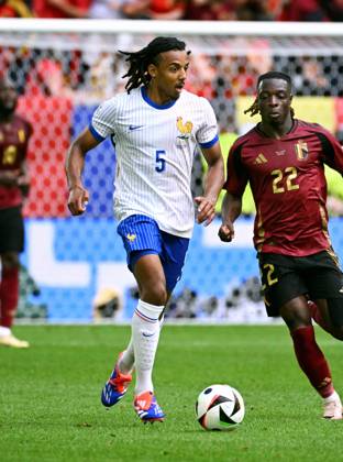 Fussball, Europameisterschaft, EURO 2024, Achtelfinale, Merkur Spiel-Arena Düsseldorf: Frankreich Belgien 1:0; Jules Kounde (FRA), Jeremy Doku (BEL). Aktion
