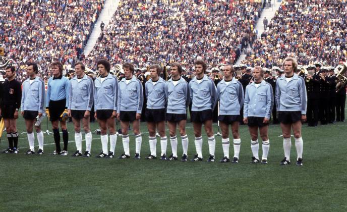 22.05.76 Deutschland - Spanien Deutschland, München, 22.05.1976, Fussball, EM Qualifikation, Viertelfinale, Deutschland - Spanien (2:0): Team Mannschaft Kader Deutschland v.l. Franz Beckenbauer, Sepp Maier, Georg Katsche Schwarzenbeck, Klaus Toppmöller, Herbert Hacki Wimmer, Bernard Dietz, Bernd Hölzenbein, Rainer Bonhof, Erich Beer, Berti Vogts, Uli Hoeneß.