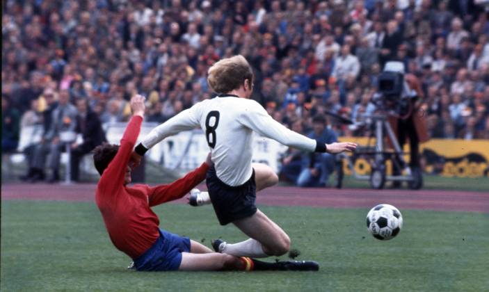 22.05.76 Deutschland - Spanien Deutschland, München, 22.05.1976, Fussball, EM Qualifikation, Viertelfinale, Deutschland - Spanien (2:0): v.l. Jose Antonio Camacho (Spanien), Uli Hoeneß (Deutschland).