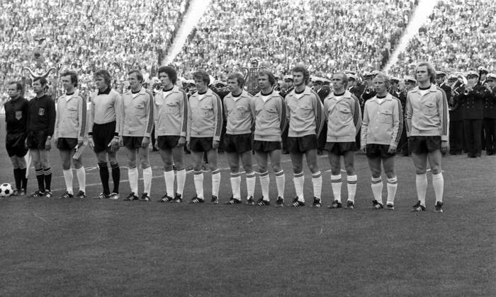 22.05.76 Deutschland - Spanien Deutschland, München, 22.05.1976, Fussball, EM Qualifikation, Viertelfinale, Deutschland - Spanien (2:0): Team Mannschaft Kader Deutschland v.l. Franz Beckenbauer, Sepp Maier, Georg Katsche Schwarzenbeck, Klaus Toppmöller, Herbert Hacki Wimmer, Bernard Dietz, Bernd Hölzenbein, Rainer Bonhof, Erich Beer, Berti Vogts, Uli Hoeneß.