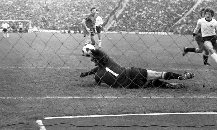 22.05.76 Deutschland - Spanien Deutschland, München, 22.05.1976, Fussball, EM Qualifikation, Viertelfinale, Deutschland - Spanien (2:0): Miguel Angel Gonzalez (Spanien).