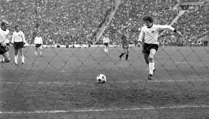 22.05.76 Deutschland - Spanien Deutschland, München, 22.05.1976, Fussball, EM Qualifikation, Viertelfinale, Deutschland - Spanien (2:0): Klaus Toppmöller (Deutschland); Tor 2:0 Toppmöller.