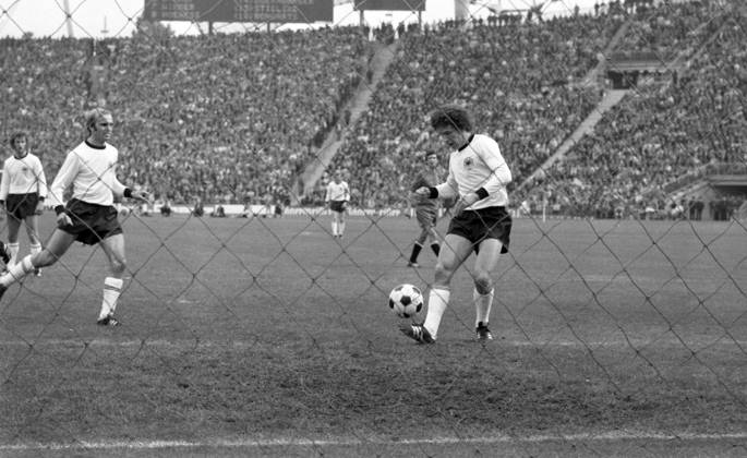 22.05.76 Deutschland - Spanien Deutschland, München, 22.05.1976, Fussball, EM Qualifikation, Viertelfinale, Deutschland - Spanien (2:0): Klaus Toppmöller (Deutschland); Tor 2:0 Toppmöller.