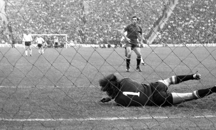 22.05.76 Deutschland - Spanien Deutschland, München, 22.05.1976, Fussball, EM Qualifikation, Viertelfinale, Deutschland - Spanien (2:0): Miguel Angel Gonzalez (Spanien).