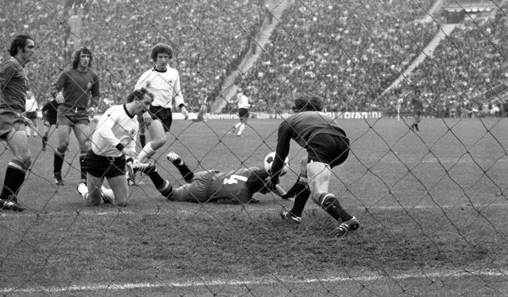 22.05.76 Deutschland - Spanien Deutschland, München, 22.05.1976, Fussball, EM Qualifikation, Viertelfinale, Deutschland - Spanien (2:0): v.l. Bernd Hölzenbein (Deutschland), Miguel Angel Gonzalez (Spanien).