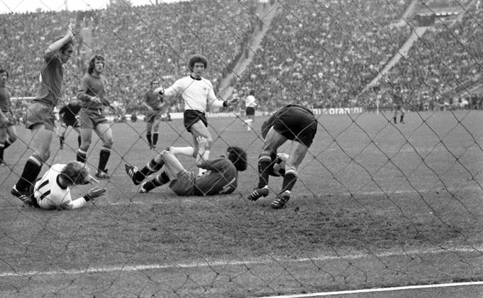 22.05.76 Deutschland - Spanien Deutschland, München, 22.05.1976, Fussball, EM Qualifikation, Viertelfinale, Deutschland - Spanien (2:0): v.l. Enrique Quini Castro (Spanien), Bernd Hölzenbein (Deutschland), Juan Cruz Sol (Spanien), Klaus Toppmöller (Deutschland), Jose Luis Capon, Miguel Angel Gonzalez (beide Spanien).