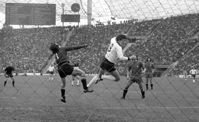 22.05.76 Deutschland - Spanien Deutschland, München, 22.05.1976, Fussball, EM Qualifikation, Viertelfinale, Deutschland - Spanien (2:0): v.l. Miguel Angel Gonzalez (Spanien), Klaus Toppmöller (Deutschland).