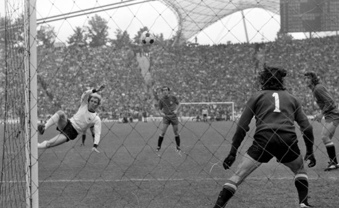 22.05.76 Deutschland - Spanien Deutschland, München, 22.05.1976, Fussball, EM Qualifikation, Viertelfinale, Deutschland - Spanien (2:0): v.l. Uli Hoeneß (Deutschland), Miguel Angel Gonzalez (Spanien); Tor 1:0 Hoeneß.
