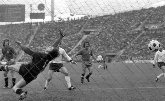 22.05.76 Deutschland - Spanien Deutschland, München, 22.05.1976, Fussball, EM Qualifikation, Viertelfinale, Deutschland - Spanien (2:0): Miguel Angel Gonzalez (Spanien); Tor 1:0 Hoeneß.