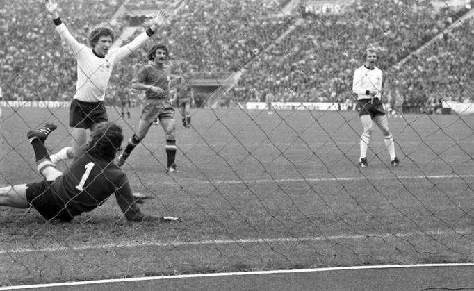 22.05.76 Deutschland - Spanien Deutschland, München, 22.05.1976, Fussball, EM Qualifikation, Viertelfinale, Deutschland - Spanien (2:0): v.l. Klaus Toppmöller (Deutschland), Miguel Angel Gonzalez (Spanien).