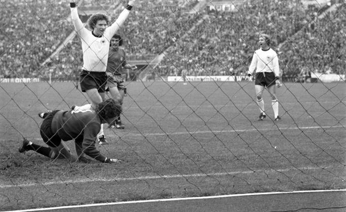 22.05.76 Deutschland - Spanien Deutschland, München, 22.05.1976, Fussball, EM Qualifikation, Viertelfinale, Deutschland - Spanien (2:0): v.l. Miguel Angel Gonzalez (Spanien), Klaus Toppmöller (Deutschland).