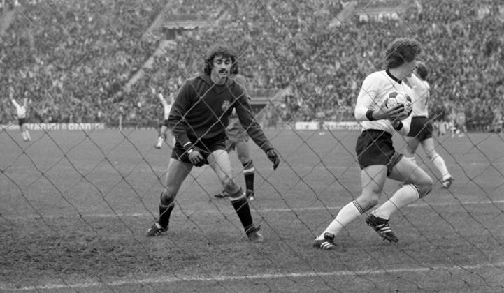 22.05.76 Deutschland - Spanien Deutschland, München, 22.05.1976, Fussball, EM Qualifikation, Viertelfinale, Deutschland - Spanien (2:0): v.l. Miguel Angel Gonzalez (Spanien), Klaus Toppmöller (Deutschland).