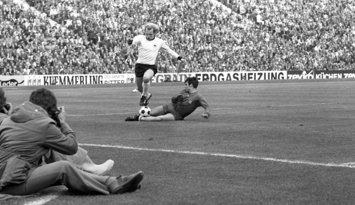 22.05.76 Deutschland - Spanien Deutschland, München, 22.05.1976, Fussball, EM Qualifikation, Viertelfinale, Deutschland - Spanien (2:0): v.l. Uli Hoeneß (Deutschland), Jose Antonio Camacho (Spanien).