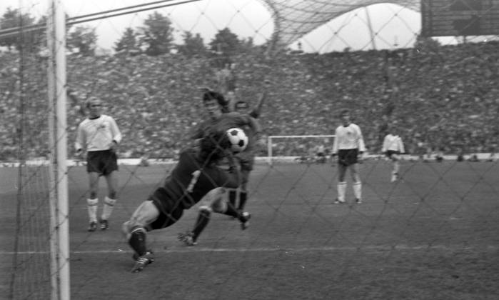 22.05.76 Deutschland - Spanien Deutschland, München, 22.05.1976, Fussball, EM Qualifikation, Viertelfinale, Deutschland - Spanien (2:0): v.l. Erich Beer (Deutschland), Miguel Angel Gonzalez (Spanien).