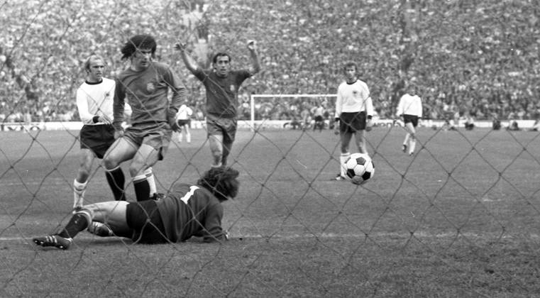 22.05.76 Deutschland - Spanien Deutschland, München, 22.05.1976, Fussball, EM Qualifikation, Viertelfinale, Deutschland - Spanien (2:0): v.l. Erich Beer (Deutschland), Carlos Alonso Santillana, Miguel Angel Gonzalez, Enrique Quini Castro (alle Spanien).