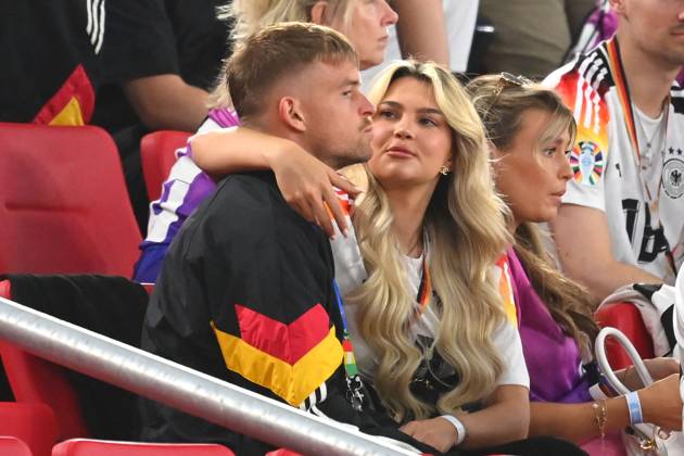 Maximilian MITTELSTAEDT (GER) mit Freundin Lea PRINZ nach Spielende auf der Tribuene, Enttaeuschung,Frust,enttaeuscht, frustriert,niedergeschlagen, Spielerfrau,Spielerfrauen. Viertelfinale Spanien (ESP) - Deutschland (GER) 2-1 n.V am 05.07.2024,Stuttgart Arena, Fussball UEFA EURO, EM, Europameisterschaft,Fussball 2024 GERMANY vom 14.06.2024 - 14.07.2024.