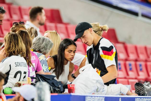 UEFA EURO, EM, Europameisterschaft,Fussball 2024: Spanien - Deutschland; 05.07.2024 Nico Schlotterbeck (Deutschland, 15) mit Frau Sabrina UEFA EURO 2024: Spanien - Deutschland; Stuttgart Arena, Stuttgart am 05.07.2024 Copyright: xBEAUTIFULxSPORTS Wunderlx