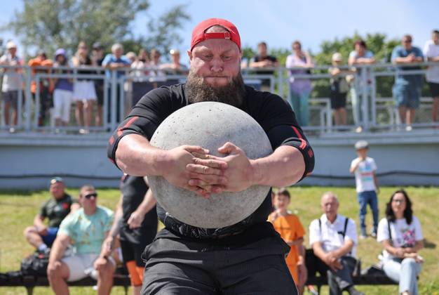 Bilder des Jahres 2024, Sport 07 Juli Sport Themen der Woche KW27 Sport Bilder des Tages RUSSIA, KALININGRAD - JULY 6, 2024: A man competes in the Russian Northwest Federal District Strongman Tournament. Vitaly Nevar TASS  71834541