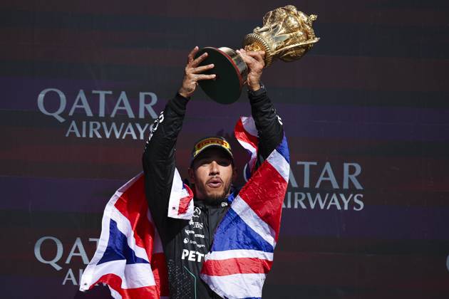 Bilder des Jahres 2024, Sport 07 Juli Sport Themen der Woche KW27 Sport Bilder des Tages HAMILTON Lewis (gbr), Mercedes AMG F1 Team W15, portrait podium celebration during the Formula 1 Qatar Airways British Grand Prix 2024, 12th round of the 2024 Formula One World Championship, WM, Weltmeisterschaft from July 5 to 7, 2024 on the Silverstone Circuit, in Silverstone, United Kingdom - F1 - BRITISH GRAND PRIX 2024 DPPI Panoramic  240707_R12_GRAN_BRETAGNA_DP_EA017214
