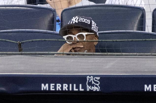 Sport Bilder des Tages Spike Lee watches the Boston Red Sox play the New York Yankees at Yankee Stadium on Sunday, July 7, 2024 in New York City. The Red Sox defeated the Yankees 3-0.  NYP20240707111 JOHNxANGELILLO