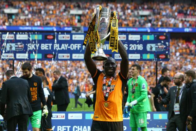 Soccer 2016: European Soccer May 28, 2016 - London, United Kingdom - Hull?s Mohamed Diame celebrates promotion with the cup during the Skybet Championship Play Off Final match at Wembley Stadium. Photo credit should read: Philip Oldham Sportimage. London United Kingdom EDITORIAL USE ONLY Copyright: xx ZUMA-20160528_zaf_si1_055.jpg PhillipxOldhamx csmphototwo285736