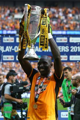 Soccer 2016: European Soccer May 28, 2016 - London, United Kingdom - Hull?s Mohamed Diame celebrates promotion with the cup during the Skybet Championship Play Off Final match at Wembley Stadium. Photo credit should read: Philip Oldham Sportimage. London United Kingdom EDITORIAL USE ONLY Copyright: xx ZUMA-20160528_zaf_si1_053.jpg PhillipxOldhamx csmphototwo285753