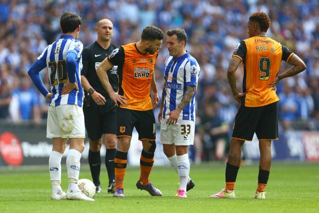 Soccer 2016: European Soccer May 28, 2016 - London, United Kingdom - Hull s Robert Snodgrass and Wednesday?s Ross Wallace have words during the Skybet Championship Play Off Final match at Wembley Stadium. Photo credit should read: Philip Oldham Sportimage. London United Kingdom EDITORIAL USE ONLY Copyright: xx ZUMA-20160528_zaf_si1_026.jpg PhillipxOldhamx csmphototwo285776