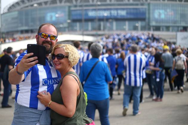 Soccer 2016: European Soccer May 28, 2016 - London, United Kingdom - Sheffield fans pose for a selfie during the Skybet Championship Play Off Final match at Wembley Stadium. Photo credit should read: Philip Oldham Sportimage. London United Kingdom EDITORIAL USE ONLY Copyright: xx ZUMA-20160528_zaf_si1_014.jpg PhillipxOldhamx csmphototwo285787