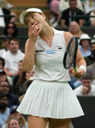 Lawn Tennis - 2024 Wimbledon Championship Lulu Sun (NZL) v Donna Vekic (CRO) All England Lawn Tennis & Croquet Club - Tuesday 9h July 2024 Lulu Sun sees the match slipping away