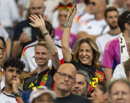 05.07.2024, Fussball UEFA EURO, EM, Europameisterschaft,Fussball 2024, Viertelfinale, Spanien - Deutschland, in der Stuttgart-Arena. Charlotte (re), Frau von Torwart Oliver Baumann (Deutschland) auf der Tribüne.