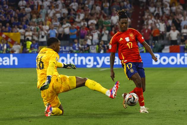 EURO 2024, Die Highlights Spain s Nico Williams (R) in action against France s goalkeeper Mike Maignan (L) during the UEFA EURO, EM, Europameisterschaft,Fussball 2024 semifinal soccer match between Spain and France in Allianz Arena stadium in Munich, Germany, 09 July 2024. UEFA Euro 2024 semifinal: Spain vs. France !ACHTUNG: NUR REDAKTIONELLE NUTZUNG!  Copyright: xJJxGuillenx GRAF4313 20240709-55014105605_1