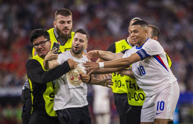 EURO 2024, Die Highlights Sport Bilder des Tages Munich, Germany. 09th Jul 2024. Speedster takes a selfie with Kylian Mbappe (FRA) and is stopped by stewards Spain - France Spanien - Frankreich 09.07.2024