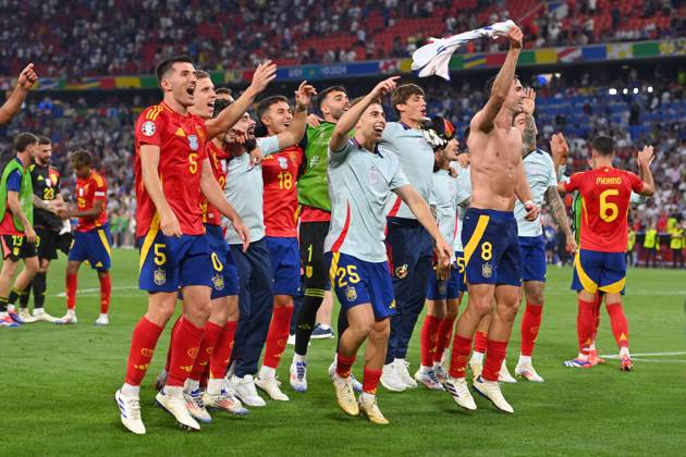 EURO 2024, Die Highlights Schlussjubel ,Spieler,Teamfoto,Team, Mannschaft,Mannschaftsfoto, mit u.a.v.li:Daniel VIVIAN (ESP) ,Dani OLMO (ESP),Martin ZUBIMENDI (ESP), Fermin LOPEZ (ESP), Fabian RUIZ (ESP), Jubel,Freude,Begeisterung,Aktion. Halbfinale Spanien (ESP) - Frankreich (FRA) 2-1 am 09.07.2024, Fussball Arena Muenchen. Fussball UEFA EURO, EM, Europameisterschaft,Fussball 2024 GERMANY vom 14.06.2024 - 14.07.2024.