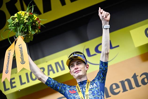 Sport Bilder des Tages Danish Jonas Vingegaard of Team Visma-Lease a Bike celebrates on the podium after winning stage 11 of the 2024 Tour de France cycling race, from Evaux-les-Bains to Le Lioran, France (211km) on Wednesday 10 July 2024. The 111th edition of the Tour de France starts on Saturday 29 June and will finish in Nice, France on 21 July. JASPERxJACOBS  x96197035x