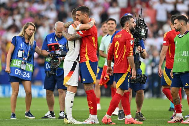 240705 EURO2024 SPAIN VS GERMANY Toni Kroos (8) of Germany looking dejected and disappointed but being kissed and hugged by Joselu (Jose Luis Mato Sanmartin)(9) of Spain after losing a soccer game between the national teams of Spain and Germany in the Quarter Final stage of the UEFA EURO, EM, Europameisterschaft,Fussball 2024 tournament , on Thursday 5 July 2024 in Stuttgart , Germany . PHOTO SPORTPIX David Catry STUTTGART GERMANY Copyright: xx 472924
