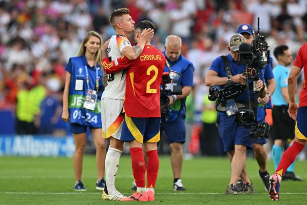 240705 EURO2024 SPAIN VS GERMANY Toni Kroos (8) of Germany looking dejected and disappointed but being kissed and hugged by Dani Carvajal (2) of Spain after losing a soccer game between the national teams of Spain and Germany in the Quarter Final stage of the UEFA EURO, EM, Europameisterschaft,Fussball 2024 tournament , on Thursday 5 July 2024 in Stuttgart , Germany . PHOTO SPORTPIX David Catry STUTTGART GERMANY Copyright: xx 472933