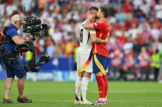 240705 EURO2024 SPAIN VS GERMANY Toni Kroos (8) of Germany looking dejected and disappointed but being kissed and hugged by Nacho (Jose Ignacio Fernandez Iglesias) (4) of Spain after losing a soccer game between the national teams of Spain and Germany in the Quarter Final stage of the UEFA EURO, EM, Europameisterschaft,Fussball 2024 tournament , on Thursday 5 July 2024 in Stuttgart , Germany . PHOTO SPORTPIX David Catry STUTTGART GERMANY Copyright: xx 472949