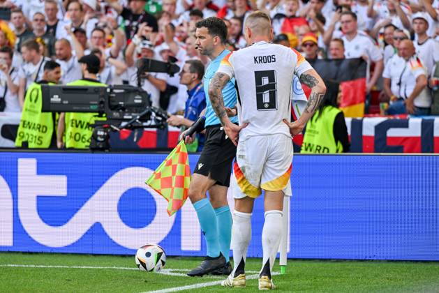 240705 EURO2024 SPAIN VS GERMANY Toni Kroos (8) of Germany ready to take a corner kick during a soccer game between the national teams of Spain and Germany in the Quarter Final stage of the UEFA EURO, EM, Europameisterschaft,Fussball 2024 tournament , on Thursday 5 July 2024 in Stuttgart , Germany . PHOTO SPORTPIX David Catry STUTTGART GERMANY Copyright: xx 473062