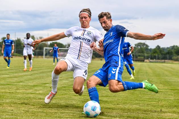 Bilder des Jahres 2024, Sport 07 Juli Sport Themen der Woche KW28 Sport Bilder des Tages GER, FSP, FC Zürich vs 1. FC Magdeburg 12.07.2024, Stadion, Benningen Allgäu, GER, FSP, FC Zürich vs 1. FC Magdeburg, im Bild Silvan Wallner (Zuerich, 4), Alexander Nollenberger (Magdeburg, 17)