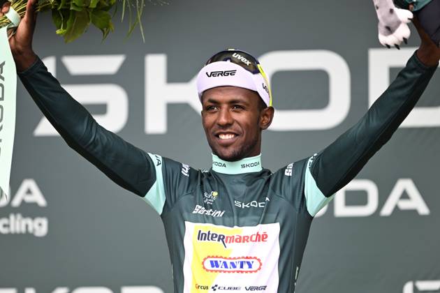 Bilder des Jahres 2024, Sport 07 Juli Sport Themen der Woche KW28 Sport Bilder des Tages Tour de France 2024 - Stage 13 PAU, FRANCE - JULY 12 : Girmay Biniam (ERI) of Intermarche - Wanty pictured with the green jersey during the podium ceremony of stage 13 of the 111th edition of the Tour de France 2024 cycling race, a stage of 171 kms with start in Agen and finish in Pau on July 12, 2024 in Pau, France, 12 07 2024 Pau France  Copyright: xNicoxVereeckenx