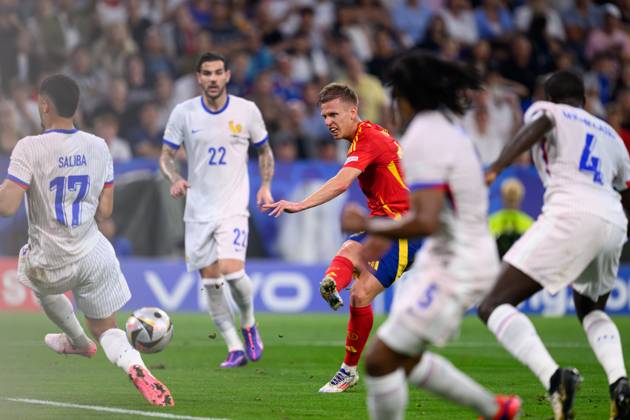 090724 KAI SCHWOERER Theo Hernandez of France looks on as Dani Olmo of Spain shoots to score the 2-1 goal during the UEFA EURO, EM, Europameisterschaft,Fussball 2024 semi-final match between Spain and France at Munich Football Arena on July 9, 2024 in Munich, Germany. 090724-CPL-ESPvFRA-180
