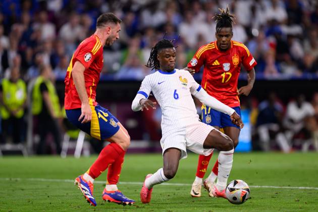 090724 KAI SCHWOERER Aymeric Laporte of Spain, Eduardo Camavinga of France and Nico Williams of Spain (L-R) compete for the ball during the UEFA EURO, EM, Europameisterschaft,Fussball 2024 semi-final match between Spain and France at Munich Football Arena on July 9, 2024 in Munich, Germany. 090724-CPL-ESPvFRA-213