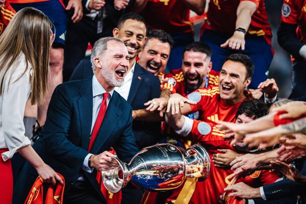 Bilder des Jahres 2024, Sport 07 Juli Sport Themen der Woche KW28 Sport Bilder des Tages Fußball Herren UEFA-Fußball-Europameisterschaft 2024 Finale Spanien vs. England 14.07.2024 König Felipe mit dem Pokal Berlin Olympiastadion Berlin Deutschland